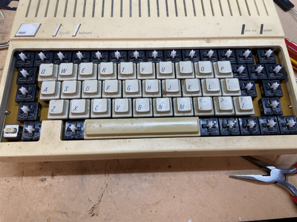 Apple IIc keyboard, keycap removal.